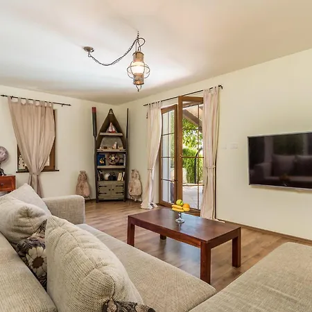 3 Bedroom Cozy In Prázdninový dům *