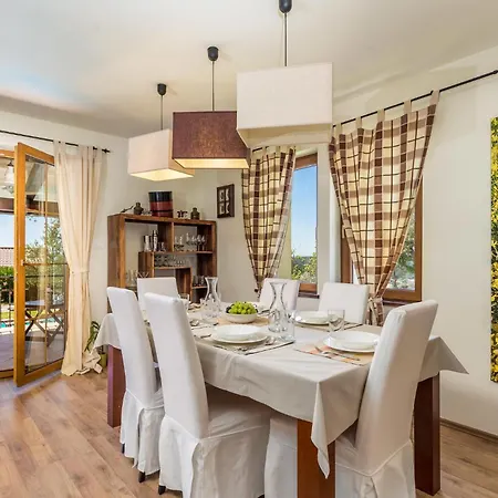 3 Bedroom Cozy In Prázdninový dům New Translation