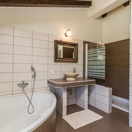 3 Bedroom Cozy In Prázdninový dům New Translation
