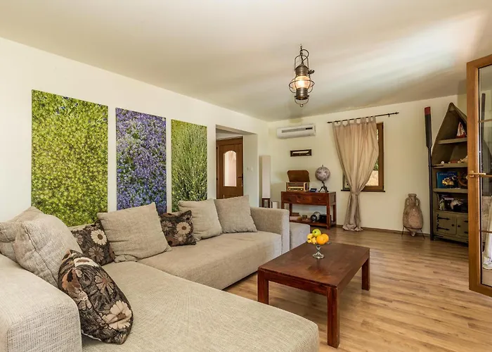 3 Bedroom Cozy In Nyaraló *