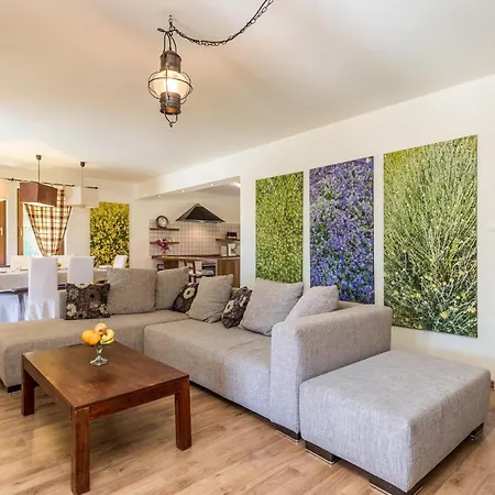 بيت للعطل 3 Bedroom Cozy In Palit