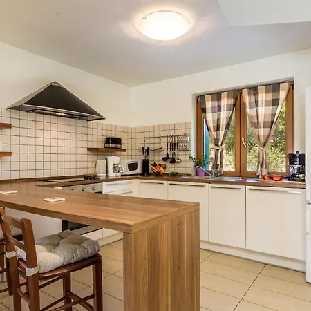 3 Bedroom Cozy In 別荘